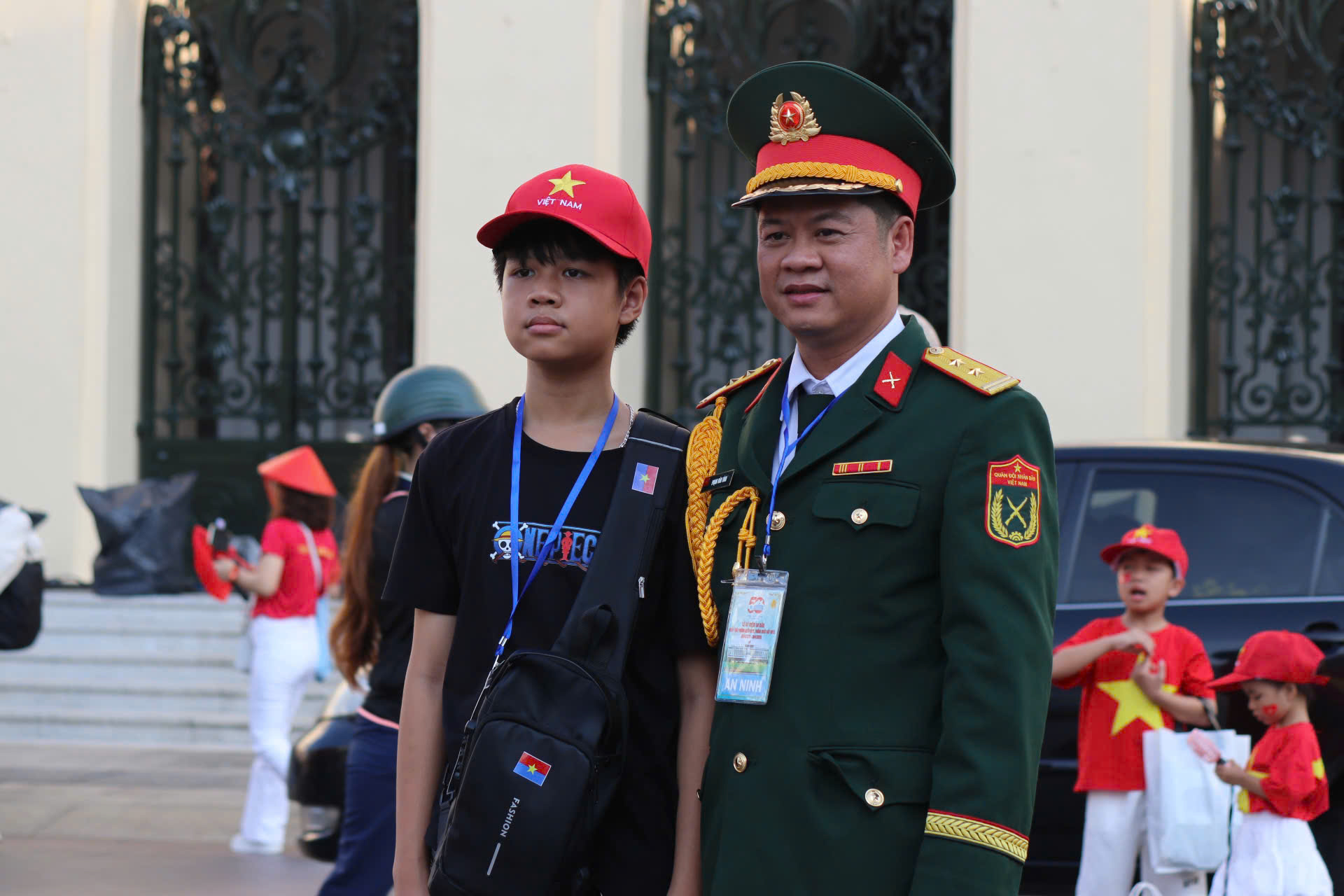 Hình ảnh xúc động của hàng ngàn người chờ xem tổng duyệt Đại lễ 30-4- Ảnh 21.