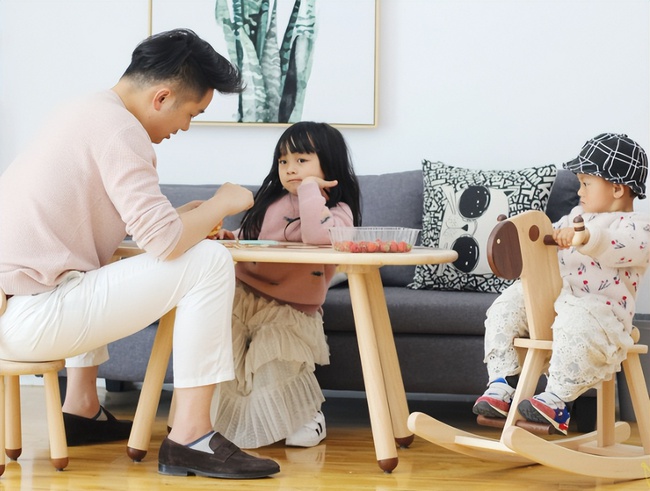 Tưởng yêu thương công bằng, nhưng 90% cha mẹ có 2 con đều mắc 3 lỗi này khiến con cái xa cách cả đời- Ảnh 2. Tưởng yêu thương công bằng, nhưng 90% cha mẹ có 2 con đều mắc 3 lỗi này khiến con cái xa cách cả đời- Ảnh 2.