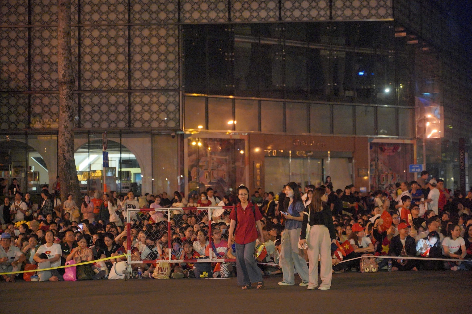 Hình ảnh xúc động của hàng ngàn người chờ xem tổng duyệt Đại lễ 30-4- Ảnh 3.