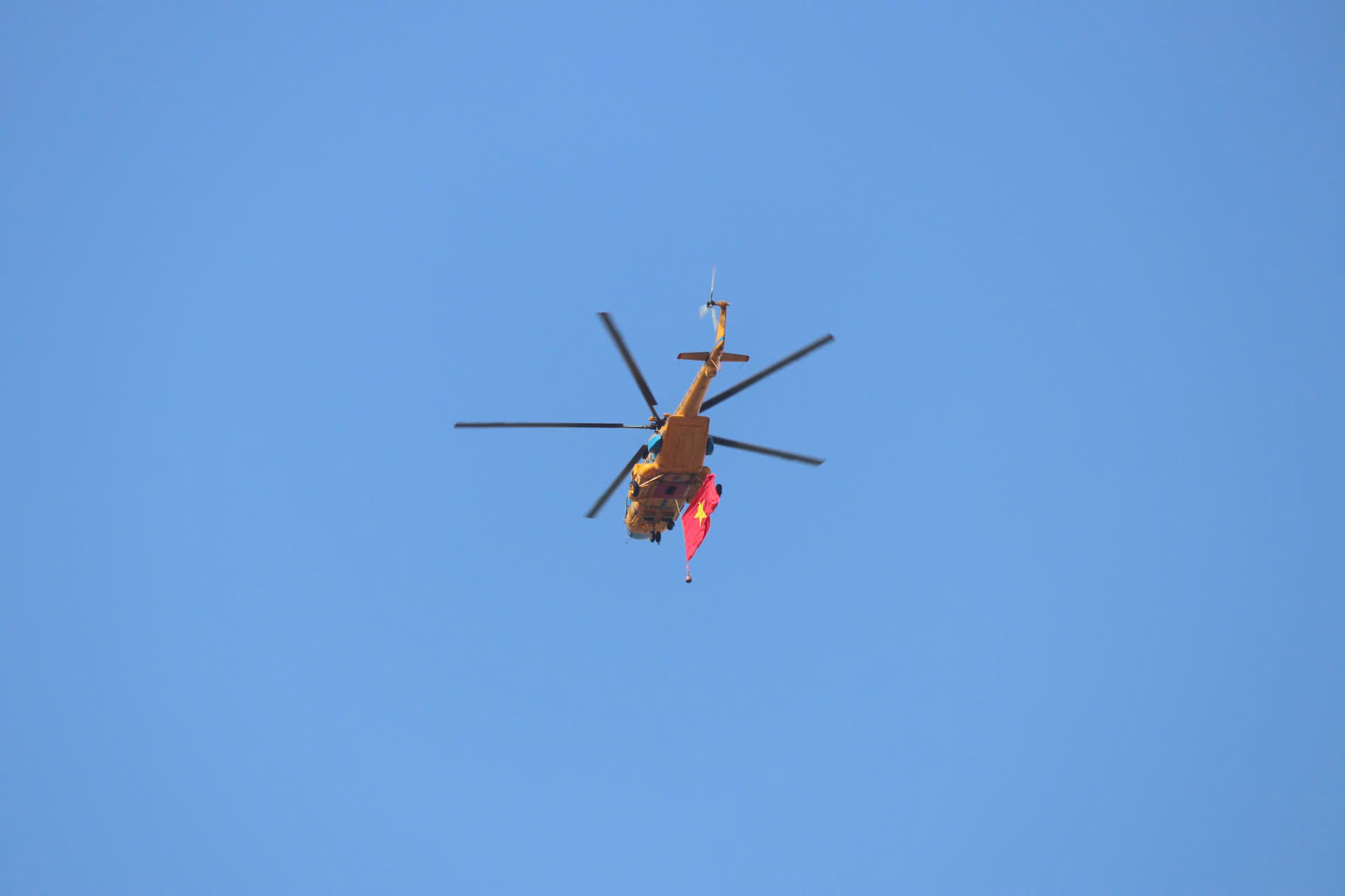 Hình ảnh xúc động của hàng ngàn người chờ xem tổng duyệt Đại lễ 30-4- Ảnh 25.