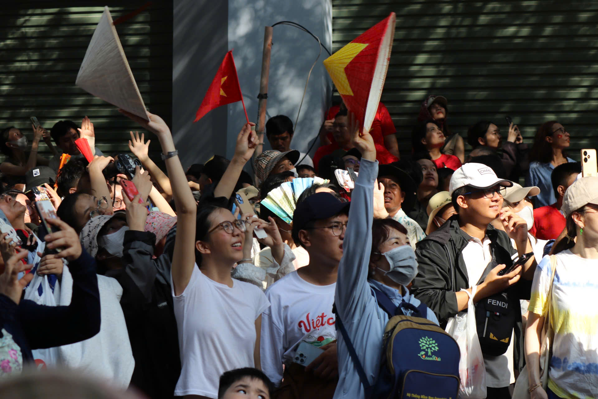 Hình ảnh xúc động của hàng ngàn người chờ xem tổng duyệt Đại lễ 30-4- Ảnh 22.