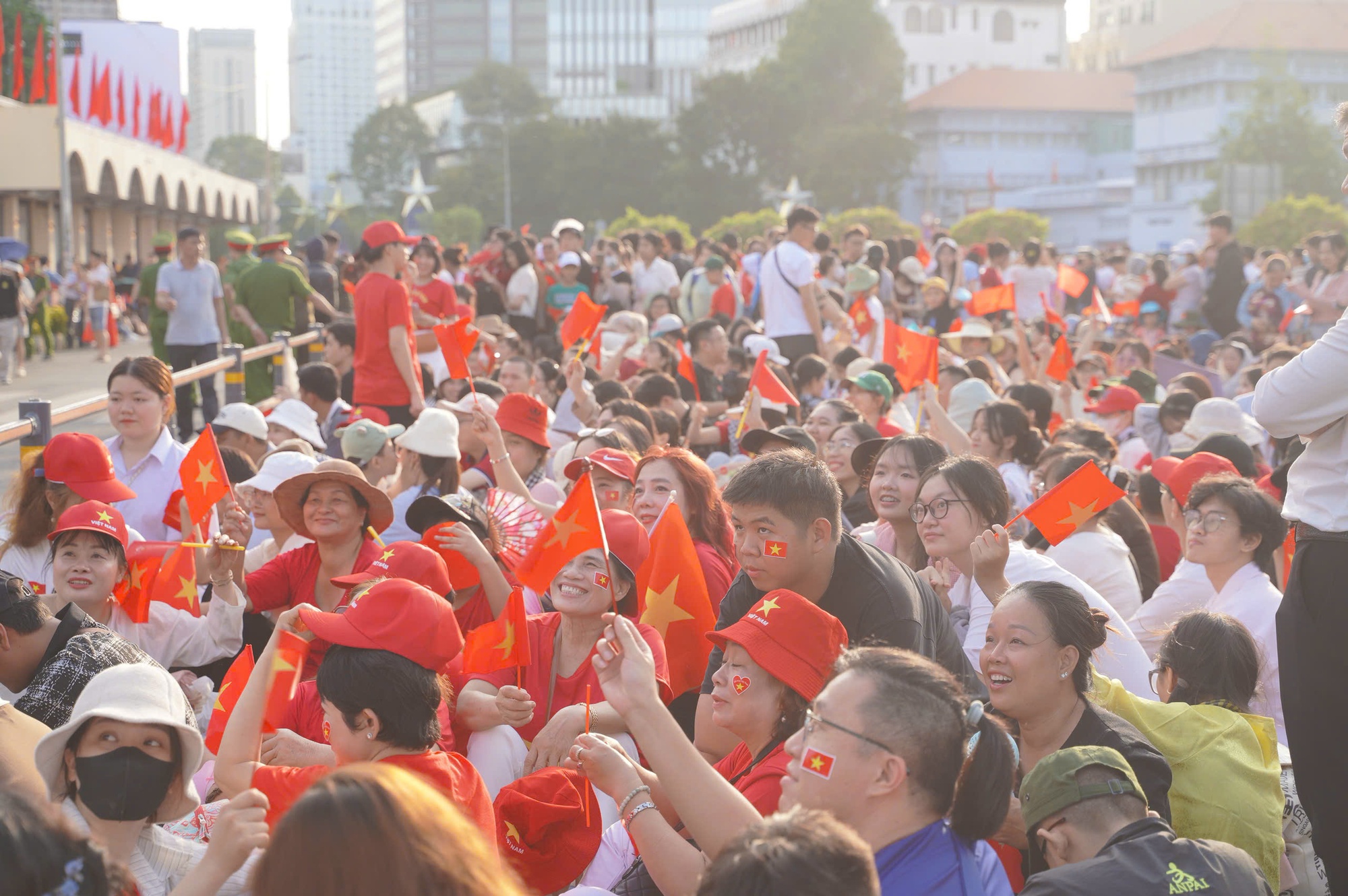 Hình ảnh xúc động của hàng ngàn người chờ xem tổng duyệt Đại lễ 30-4- Ảnh 24.