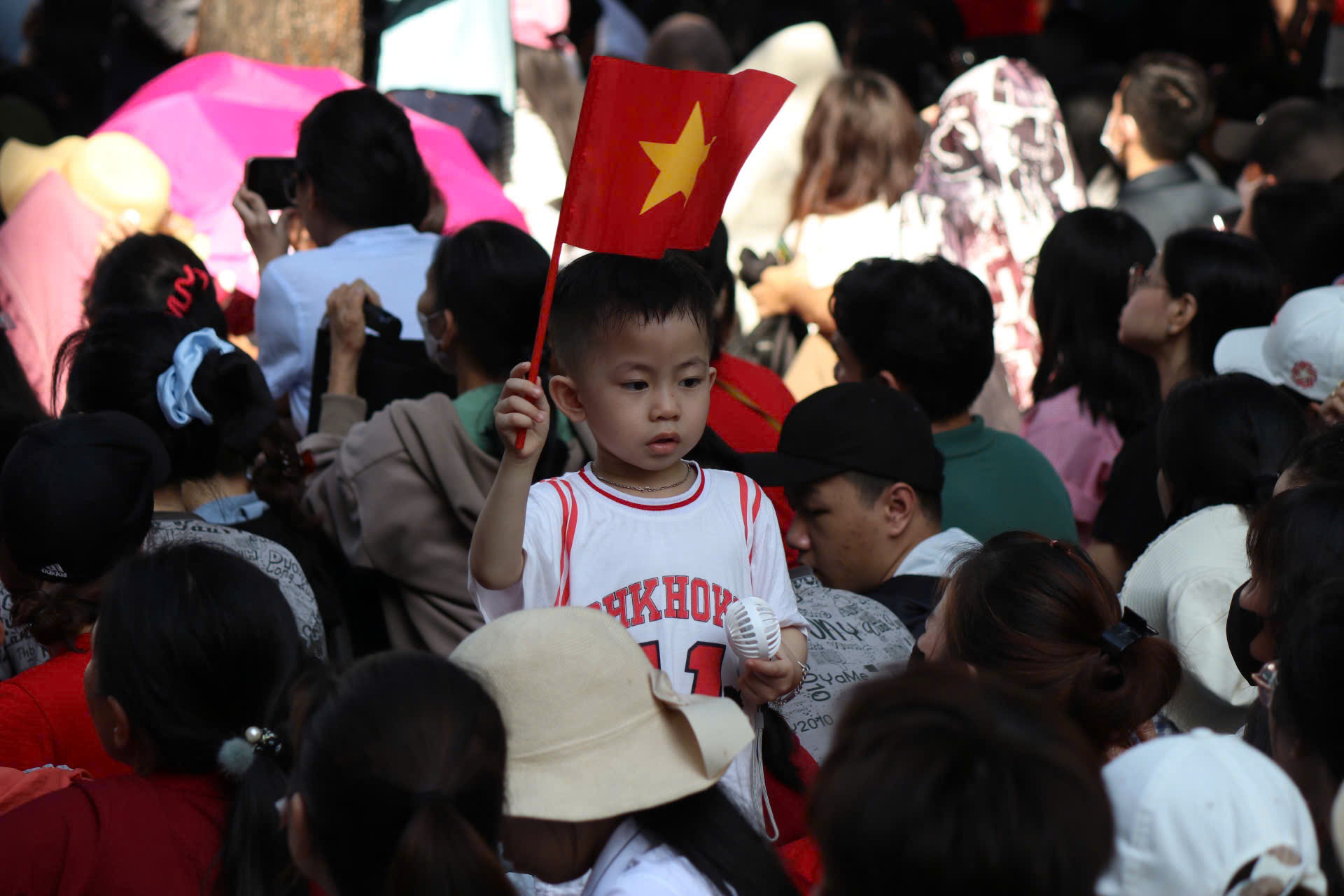 Hình ảnh xúc động của hàng ngàn người chờ xem tổng duyệt Đại lễ 30-4- Ảnh 14.