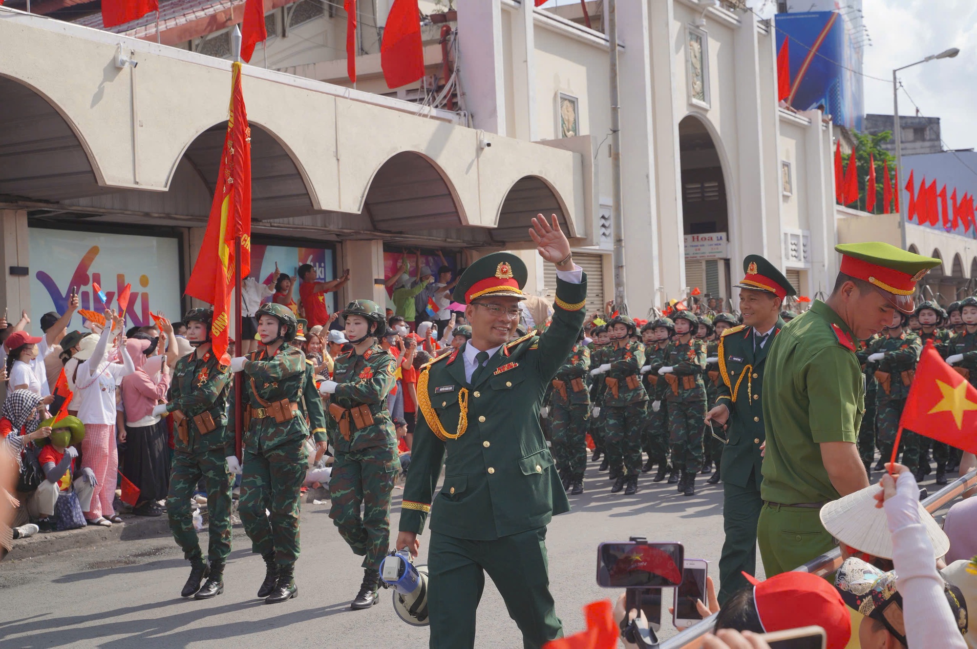 Hình ảnh xúc động của hàng ngàn người chờ xem tổng duyệt Đại lễ 30-4- Ảnh 20.