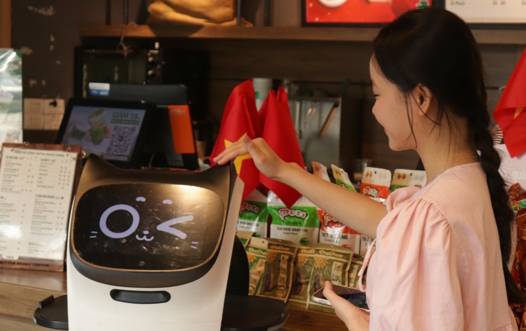 Lần đầu tiên: Quán cà phê Hà Nội dùng robot pha chế, viết thư pháp, chụp ảnh đẹp như nhiếp ảnh gia- Ảnh 4.