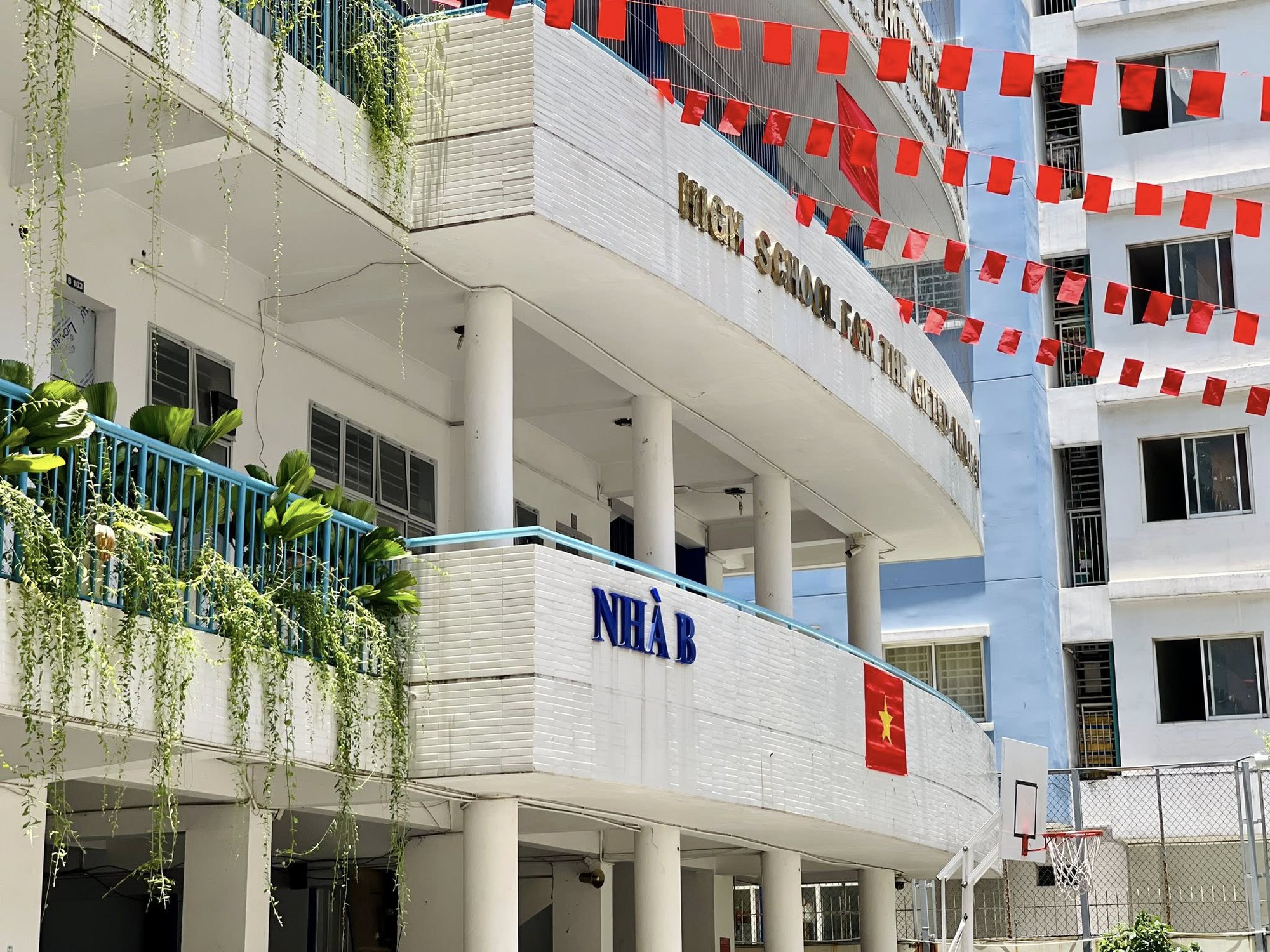Chùm ảnh: Loạt trường học đồng loạt "lên đồ" mừng Đại lễ 30/4, nhìn thôi đã thấy tự hào!- Ảnh 12. Chùm ảnh: Loạt trường học đồng loạt "lên đồ" mừng Đại lễ 30/4, nhìn thôi đã thấy tự hào!- Ảnh 12.