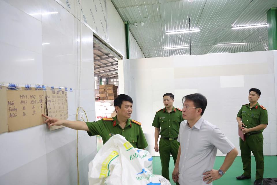 ẢNH: Khám xét khẩn cấp Công ty Famimoto Việt Nam, choáng với số lượng 40 tấn mì chính, 22 tấn hạt nêm giả- Ảnh 7. ẢNH: Khám xét khẩn cấp Công ty Famimoto Việt Nam, choáng với số lượng 40 tấn mì chính, 22 tấn hạt nêm giả- Ảnh 7.