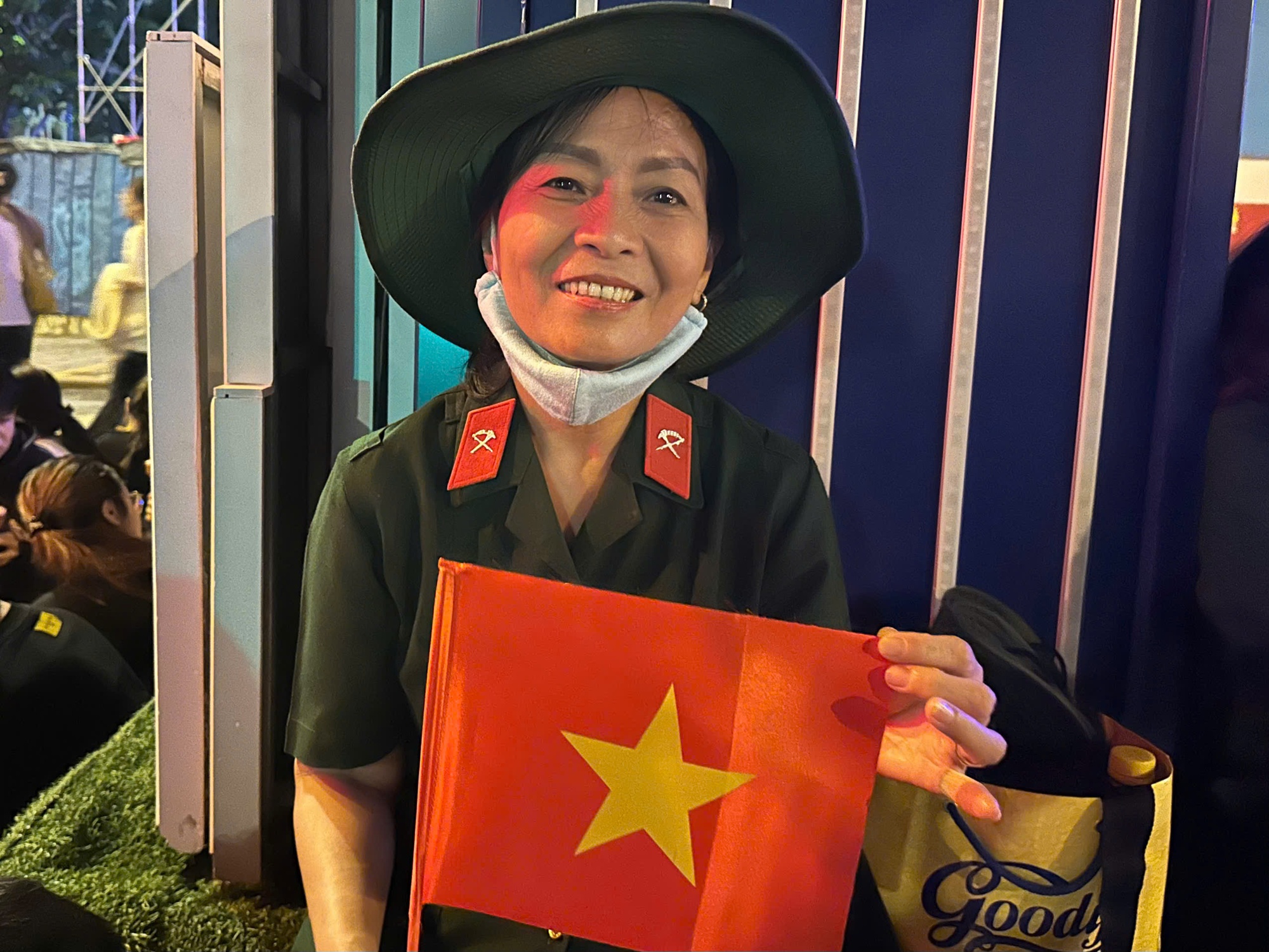 Hình ảnh xúc động của hàng ngàn người chờ xem tổng duyệt Đại lễ 30-4- Ảnh 7.