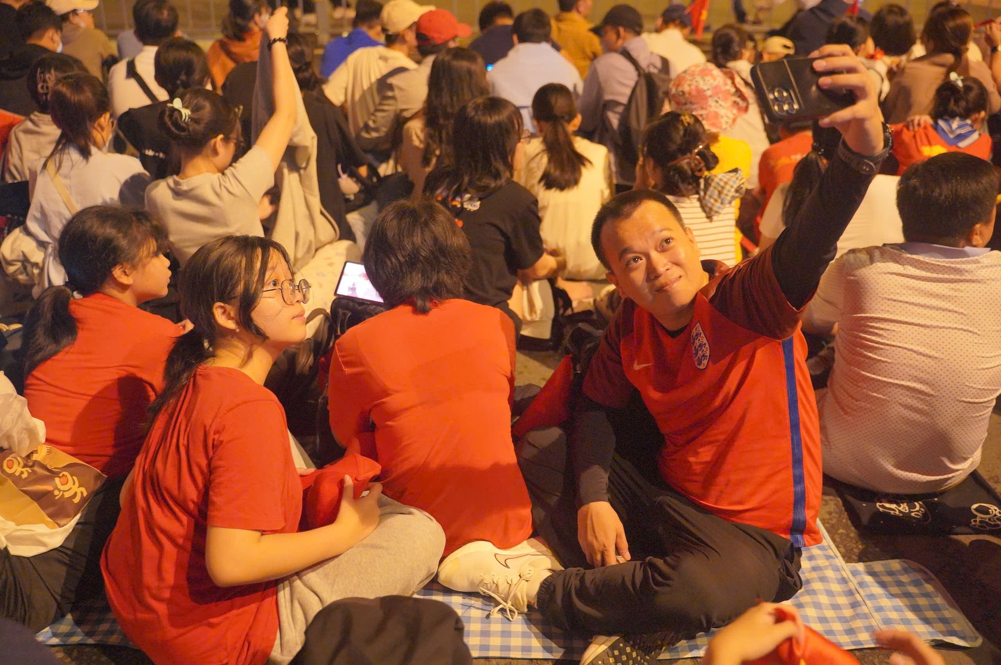 Hình ảnh xúc động của hàng ngàn người chờ xem tổng duyệt Đại lễ 30-4- Ảnh 8.