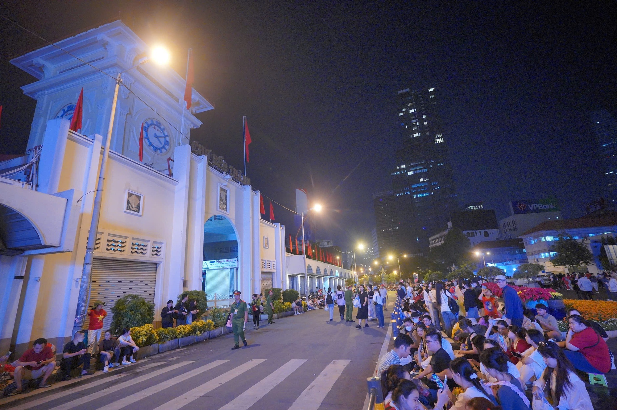 Hình ảnh xúc động của hàng ngàn người chờ xem tổng duyệt Đại lễ 30-4- Ảnh 5.