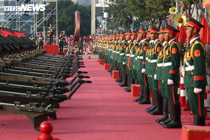 Người dân mạnh tay chi chục triệu ở khách sạn xem diễu binh, đại bác- Ảnh 1. Người dân mạnh tay chi chục triệu ở khách sạn xem diễu binh, đại bác- Ảnh 1.