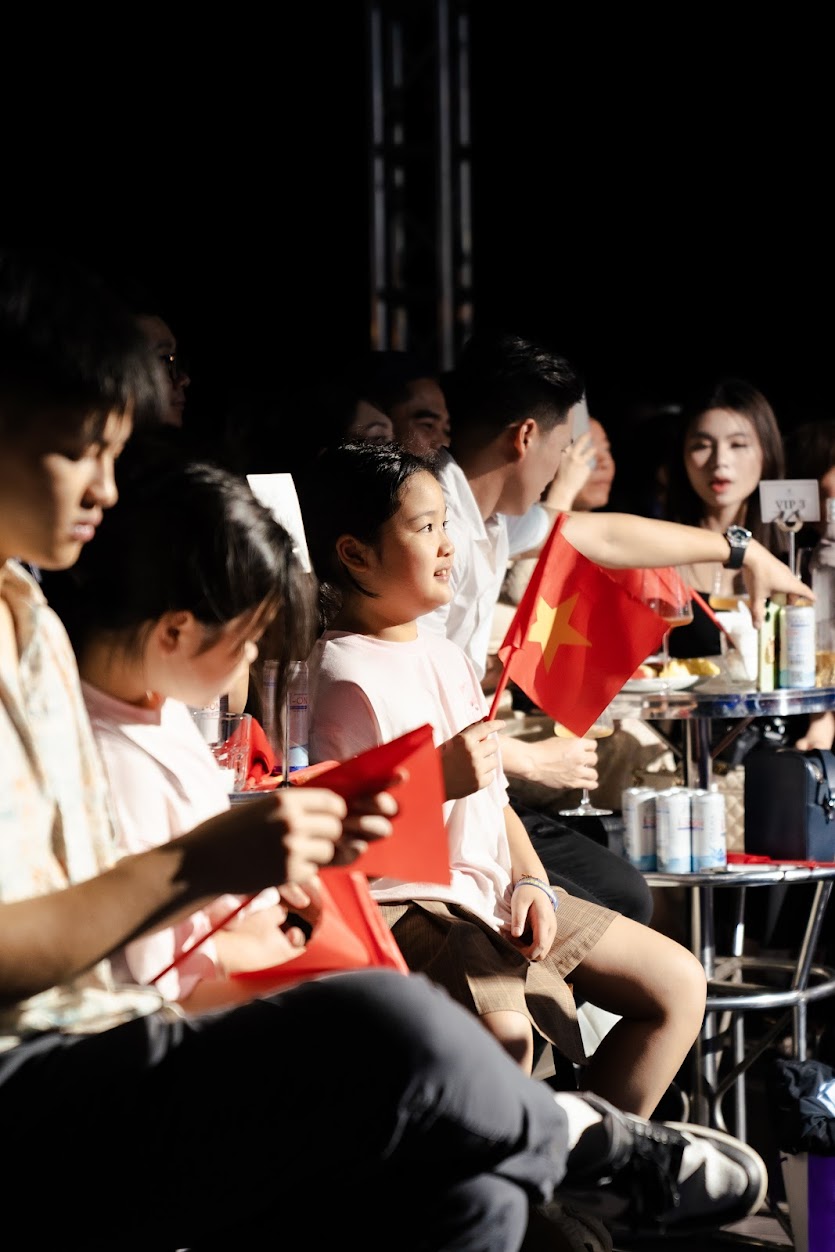 Hoà nhịp đại lễ 30/4, Hạ Long đưa âm nhạc dân tộc vào không gian du lịch, cờ đỏ sao vàng phủ sắc đầy tự hào- Ảnh 1.