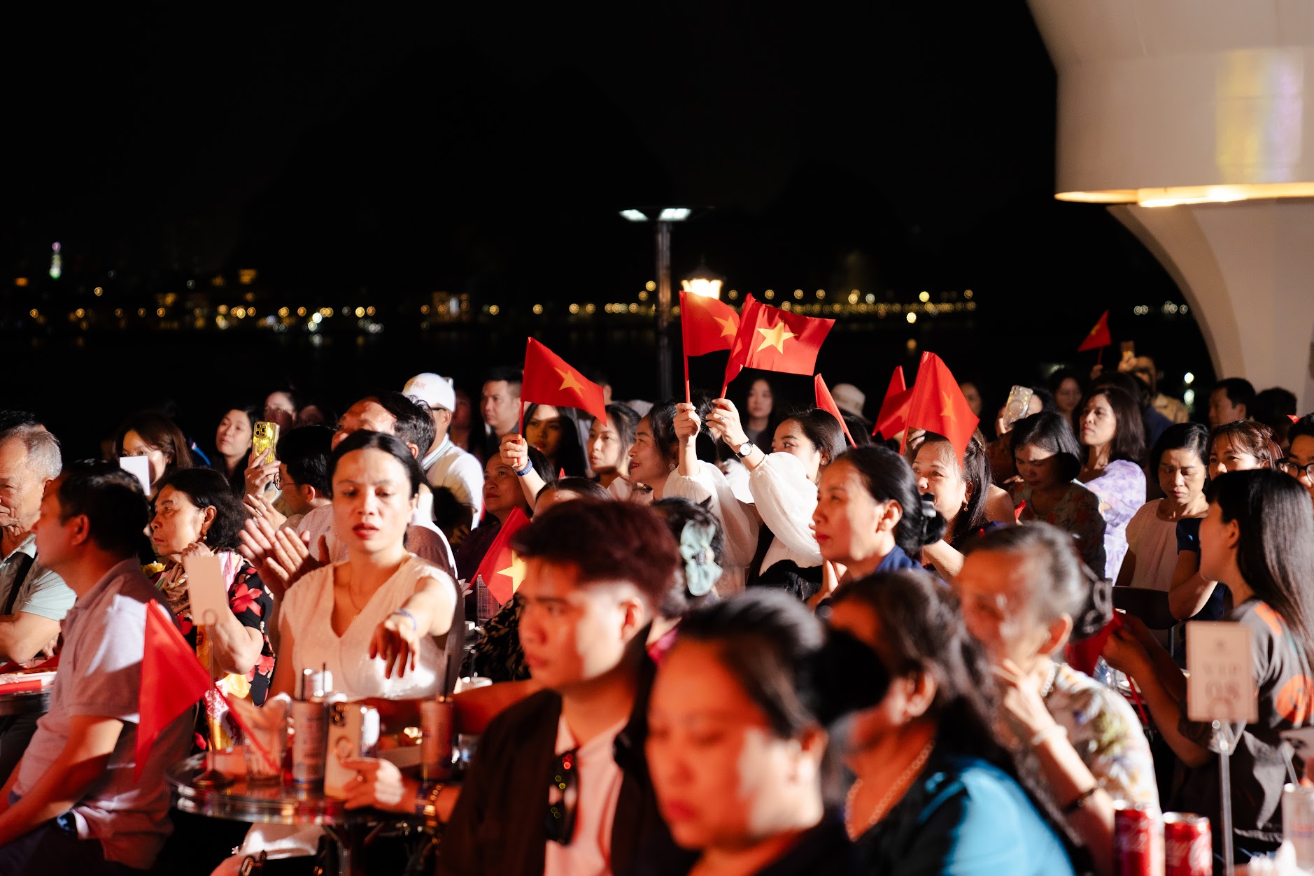 Hoà nhịp đại lễ 30/4, Hạ Long đưa âm nhạc dân tộc vào không gian du lịch, cờ đỏ sao vàng phủ sắc đầy tự hào- Ảnh 3.