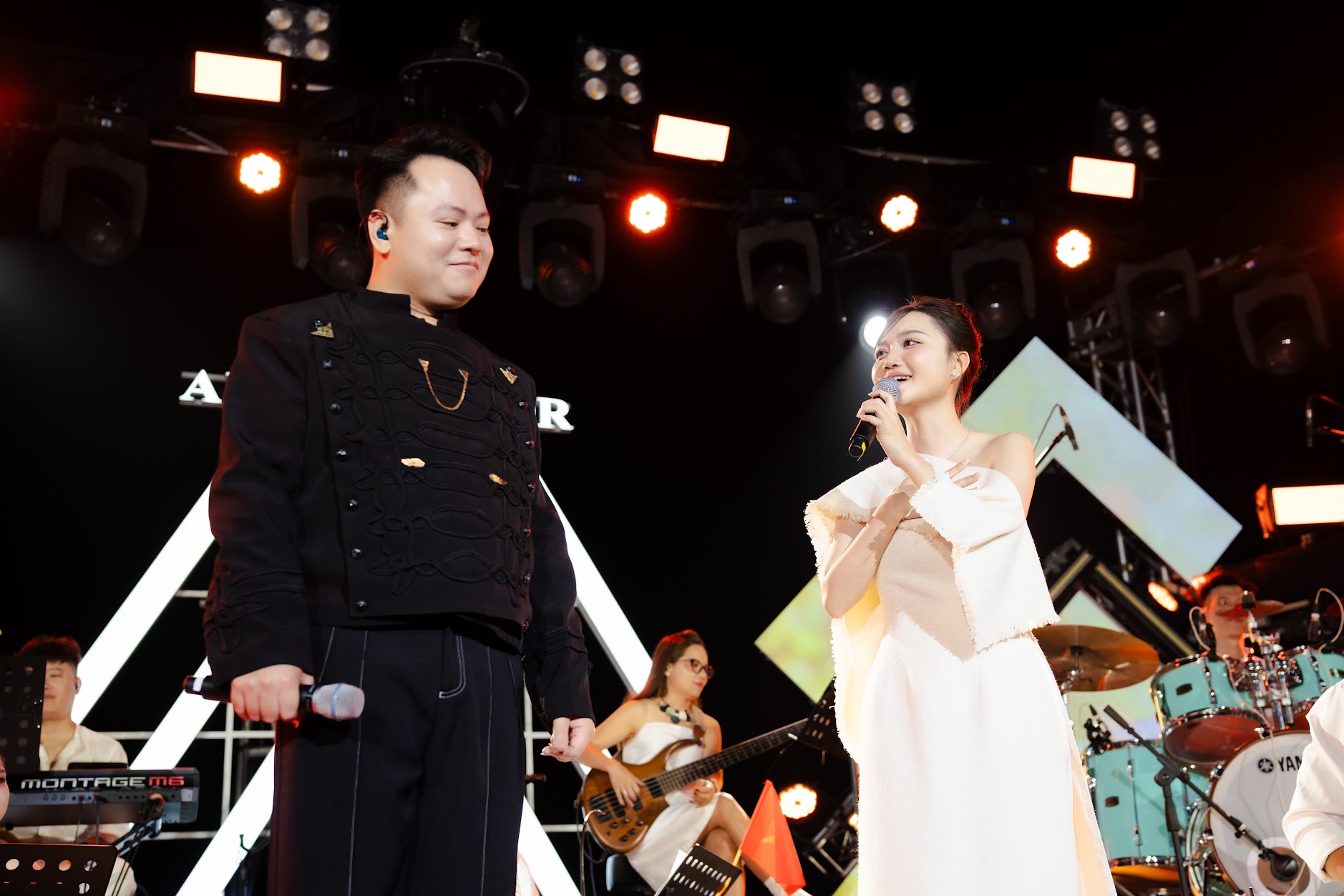 Hoà nhịp đại lễ 30/4, Hạ Long đưa âm nhạc dân tộc vào không gian du lịch, cờ đỏ sao vàng phủ sắc đầy tự hào- Ảnh 4.