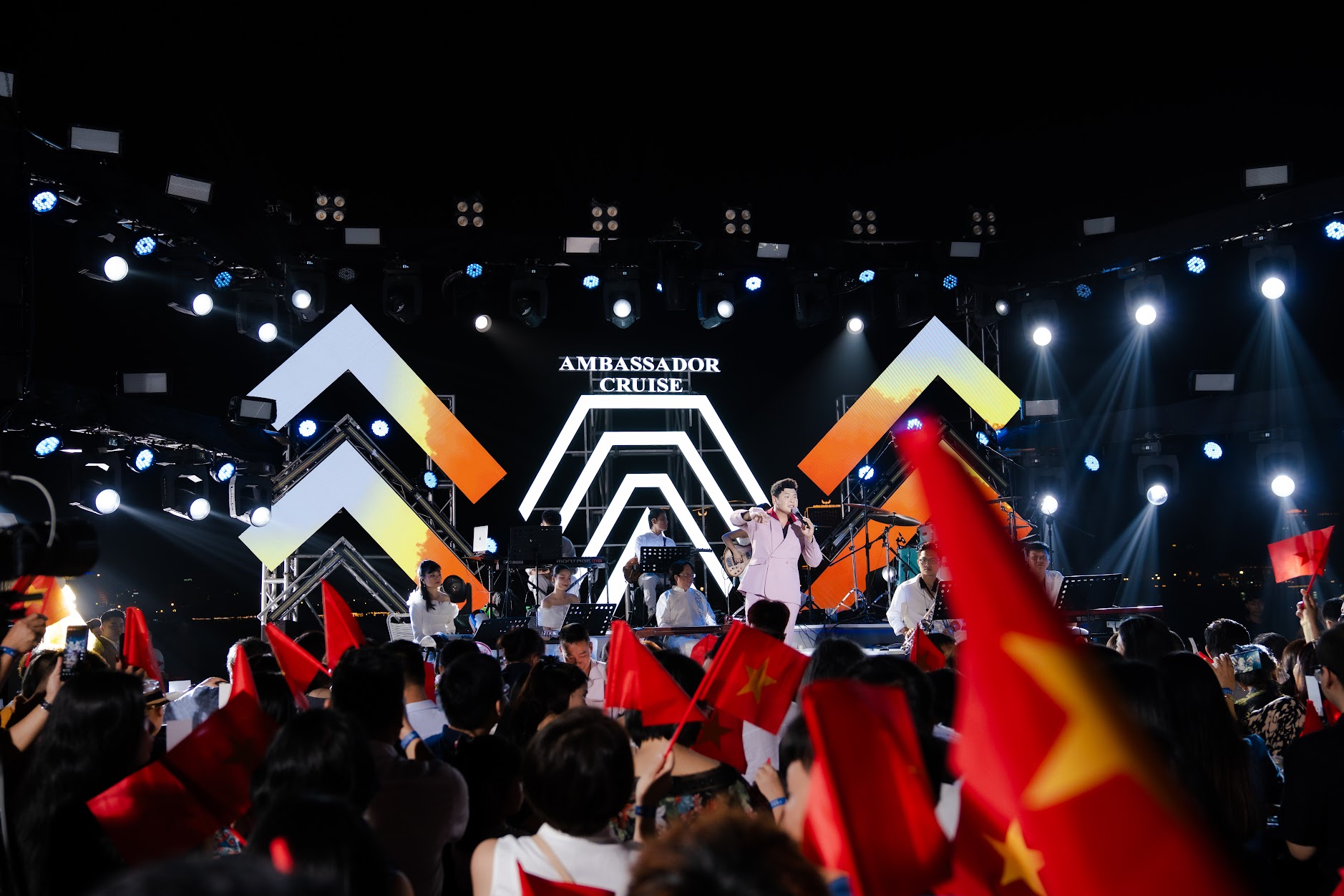 Hoà nhịp đại lễ 30/4, Hạ Long đưa âm nhạc dân tộc vào không gian du lịch, cờ đỏ sao vàng phủ sắc đầy tự hào- Ảnh 2.