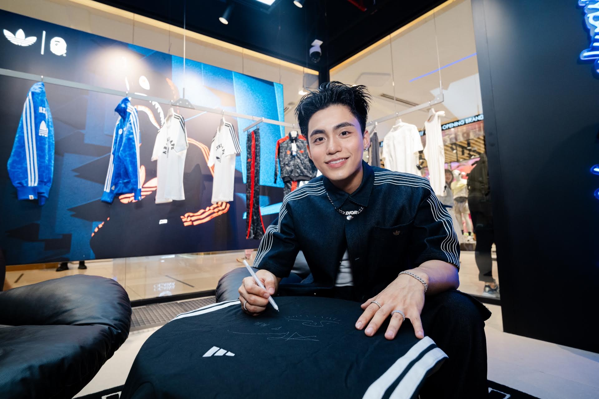 Brand Center đầu tiên của adidas tới Việt Nam: Đậm văn hoá đường phố Sài Gòn, có riêng khu vực check-in, tự ‘design’ phong cách cá nhân- Ảnh 2. Brand Center đầu tiên của adidas tới Việt Nam: Đậm văn hoá đường phố Sài Gòn, có riêng khu vực check-in, tự ‘design’ phong cách cá nhân- Ảnh 2.