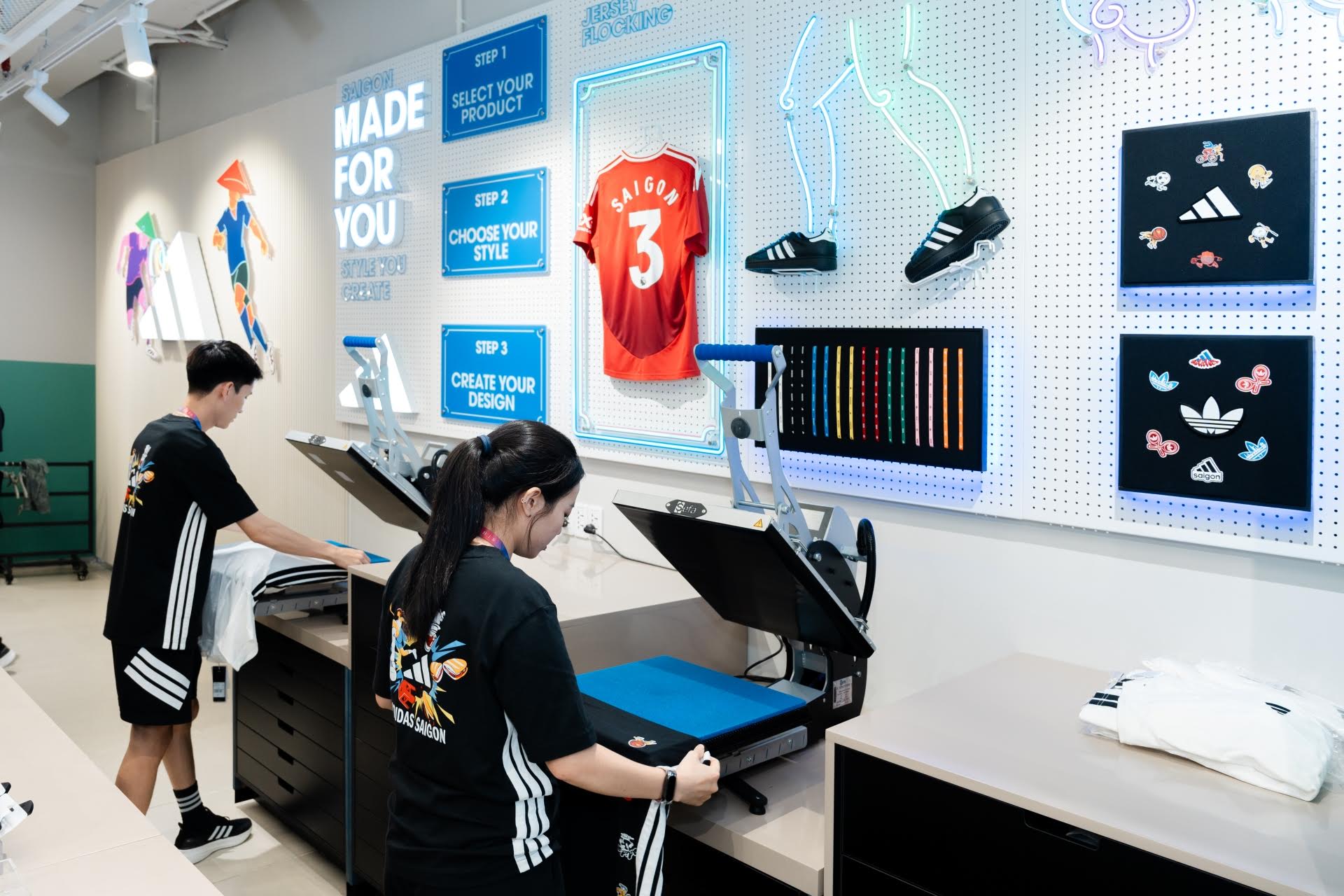 Brand Center đầu tiên của adidas tới Việt Nam: Đậm văn hoá đường phố Sài Gòn, có riêng khu vực check-in, tự ‘design’ phong cách cá nhân- Ảnh 4. Brand Center đầu tiên của adidas tới Việt Nam: Đậm văn hoá đường phố Sài Gòn, có riêng khu vực check-in, tự ‘design’ phong cách cá nhân- Ảnh 4.