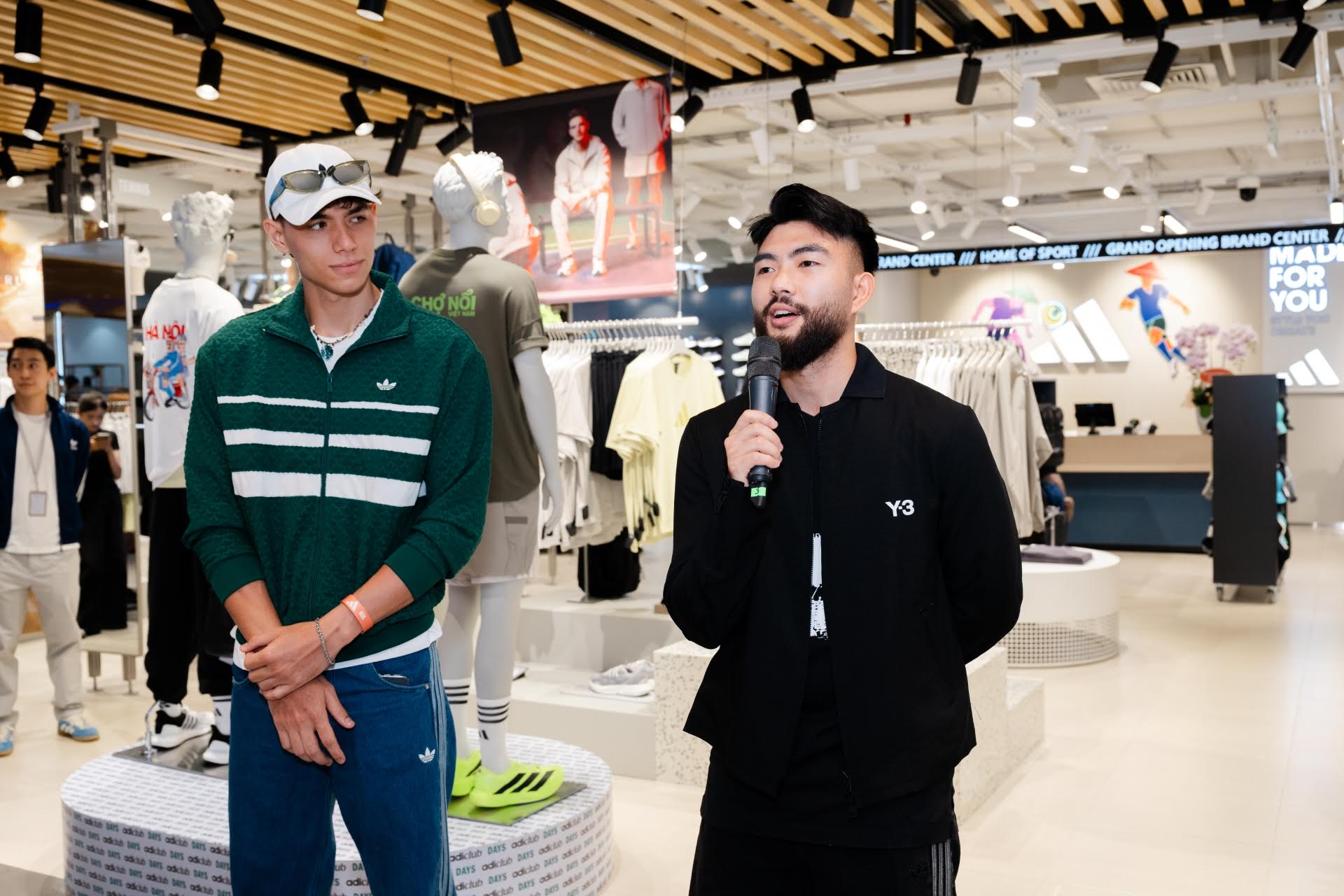 Brand Center đầu tiên của adidas tới Việt Nam: Đậm văn hoá đường phố Sài Gòn, có riêng khu vực check-in, tự ‘design’ phong cách cá nhân- Ảnh 3. Brand Center đầu tiên của adidas tới Việt Nam: Đậm văn hoá đường phố Sài Gòn, có riêng khu vực check-in, tự ‘design’ phong cách cá nhân- Ảnh 3.