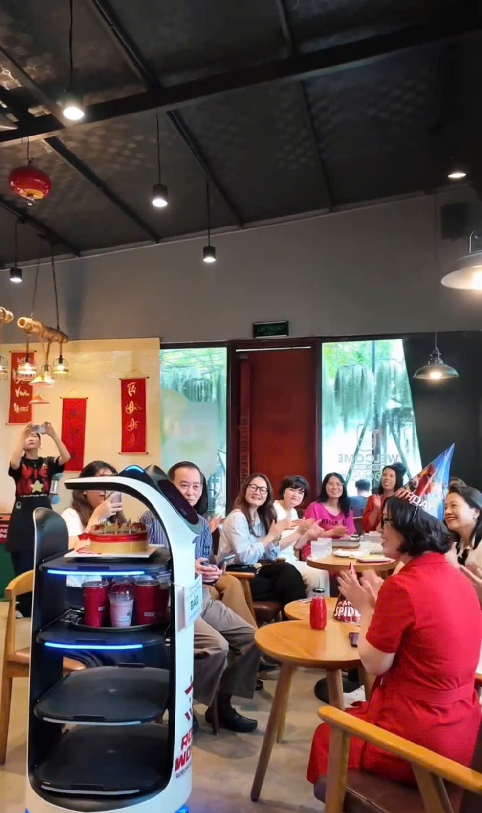 Lần đầu tiên: Quán cà phê Hà Nội dùng robot pha chế, viết thư pháp, chụp ảnh đẹp như nhiếp ảnh gia- Ảnh 5.