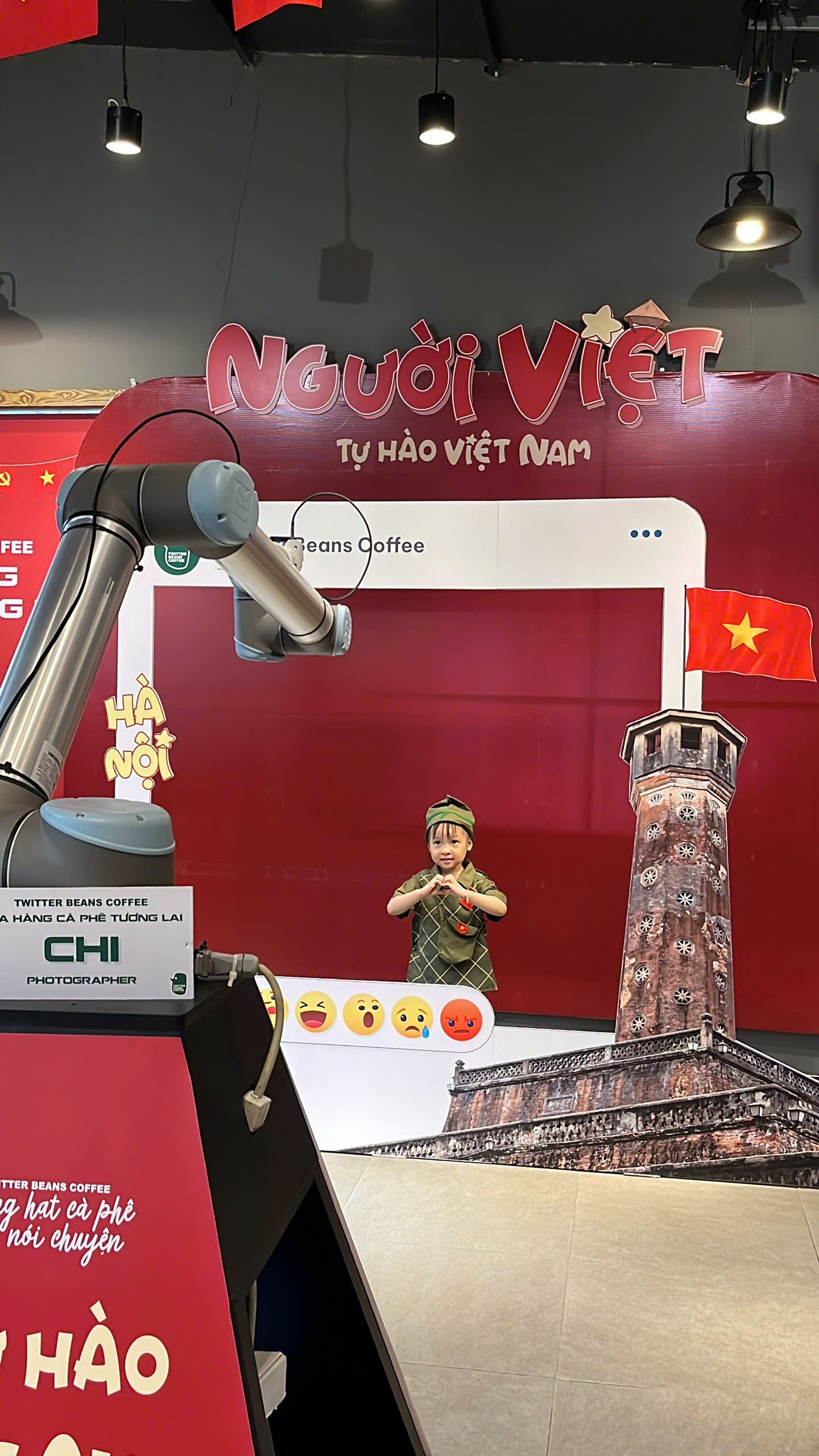 Lần đầu tiên: Quán cà phê Hà Nội dùng robot pha chế, viết thư pháp, chụp ảnh đẹp như nhiếp ảnh gia- Ảnh 6.
