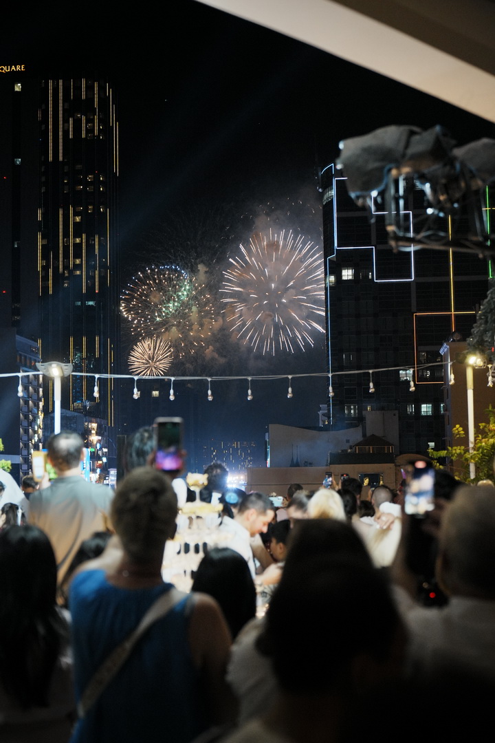 Những khách sạn có view "đỉnh nóc" xem bắn pháo hoa, diễu binh, diễu hành- Ảnh 3.