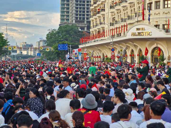 Người dân mạnh tay chi chục triệu ở khách sạn xem diễu binh, đại bác- Ảnh 3. Người dân mạnh tay chi chục triệu ở khách sạn xem diễu binh, đại bác- Ảnh 3.