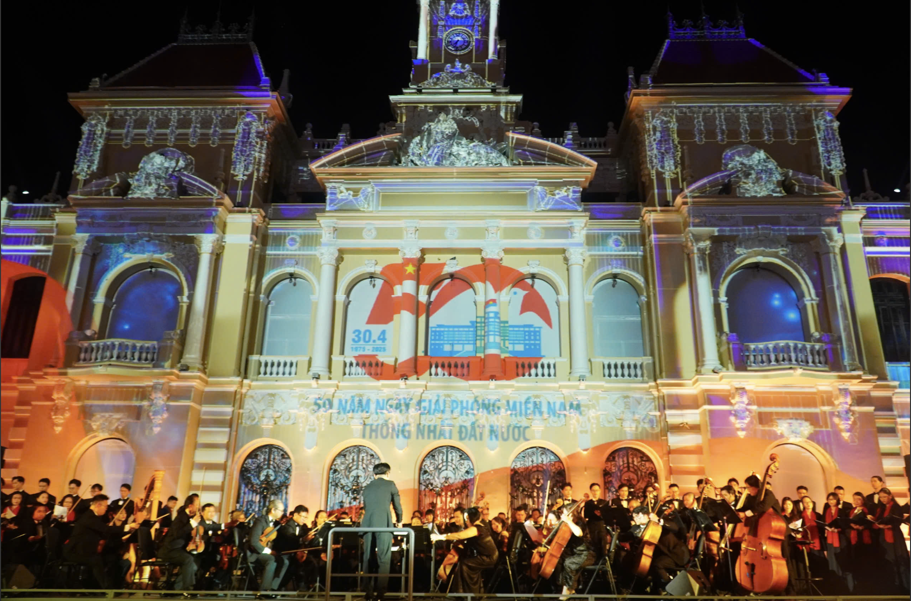 Những khách sạn có view "đỉnh nóc" xem bắn pháo hoa, diễu binh, diễu hành- Ảnh 1.