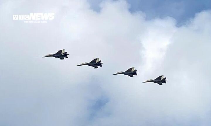 Trực thăng kéo cờ, tiêm kích Su30-MK2 thả bẫy nhiệt trên bầu trời TP.HCM- Ảnh 2. Trực thăng kéo cờ, tiêm kích Su30-MK2 thả bẫy nhiệt trên bầu trời TP.HCM- Ảnh 2.