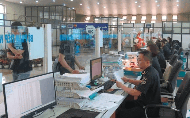 Tăng đột biến xe chở hàng qua cửa khẩu Lạng Sơn sang Trung Quốc- Ảnh 1.