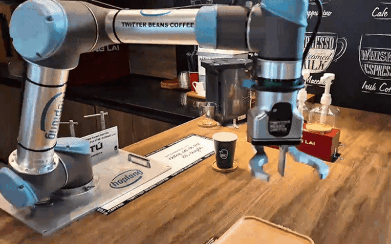 Lần đầu tiên: Quán cà phê Hà Nội dùng robot pha chế, viết thư pháp, chụp ảnh đẹp như nhiếp ảnh gia- Ảnh 1.