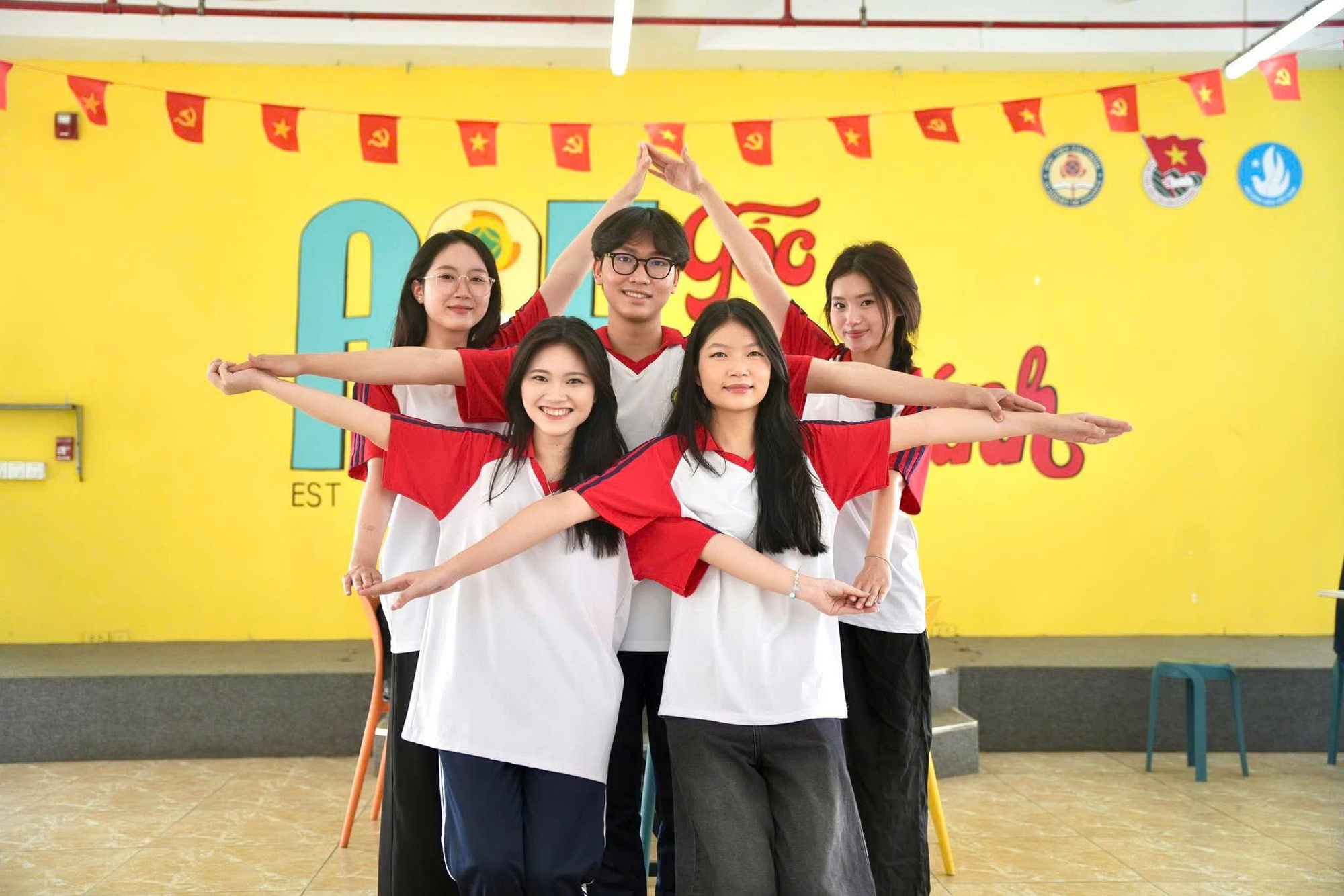 Chùm ảnh: Loạt trường học đồng loạt "lên đồ" mừng Đại lễ 30/4, nhìn thôi đã thấy tự hào!- Ảnh 4. Chùm ảnh: Loạt trường học đồng loạt "lên đồ" mừng Đại lễ 30/4, nhìn thôi đã thấy tự hào!- Ảnh 4.