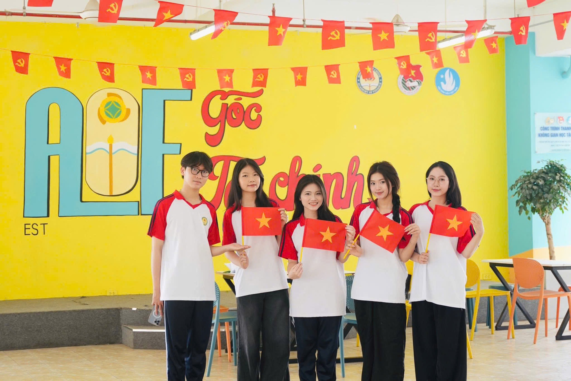 Chùm ảnh: Loạt trường học đồng loạt "lên đồ" mừng Đại lễ 30/4, nhìn thôi đã thấy tự hào!- Ảnh 3. Chùm ảnh: Loạt trường học đồng loạt "lên đồ" mừng Đại lễ 30/4, nhìn thôi đã thấy tự hào!- Ảnh 3.