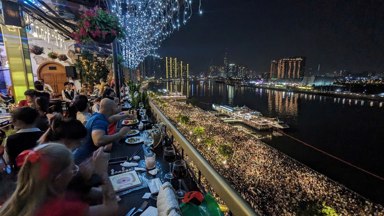 Những khách sạn có view "đỉnh nóc" xem bắn pháo hoa, diễu binh, diễu hành- Ảnh 2.