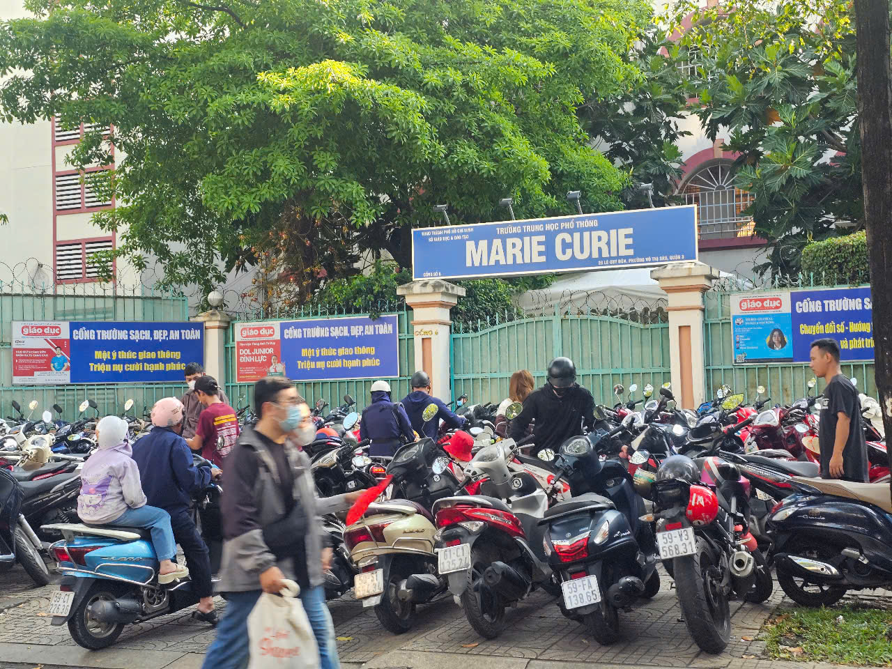 Hàng quán, bãi giữ xe quá tải trong buổi tổng duyệt lễ diễu binh, diễu hành sáng 27-4- Ảnh 2.