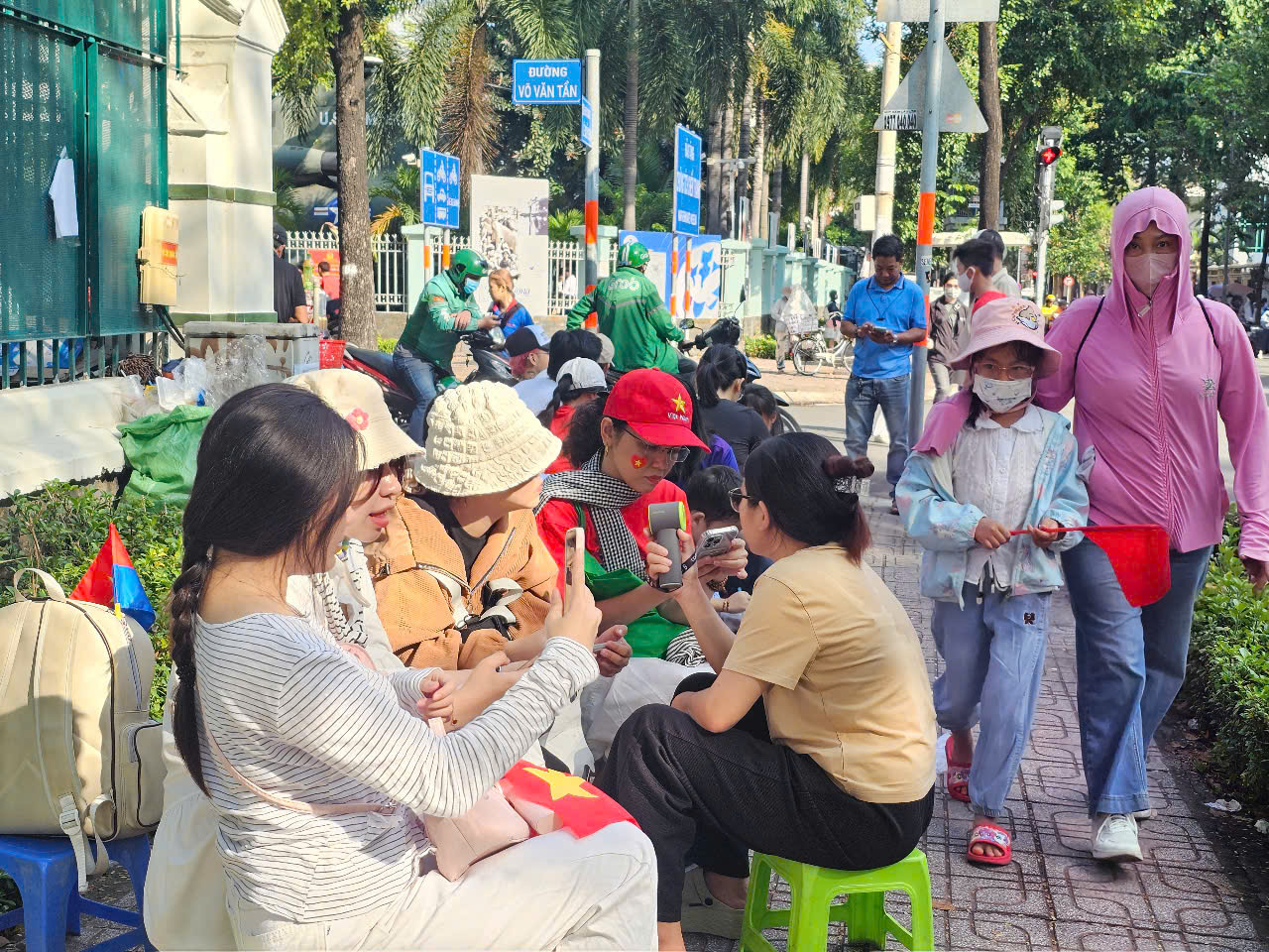 Hàng quán, bãi giữ xe quá tải trong buổi tổng duyệt lễ diễu binh, diễu hành sáng 27-4- Ảnh 7.