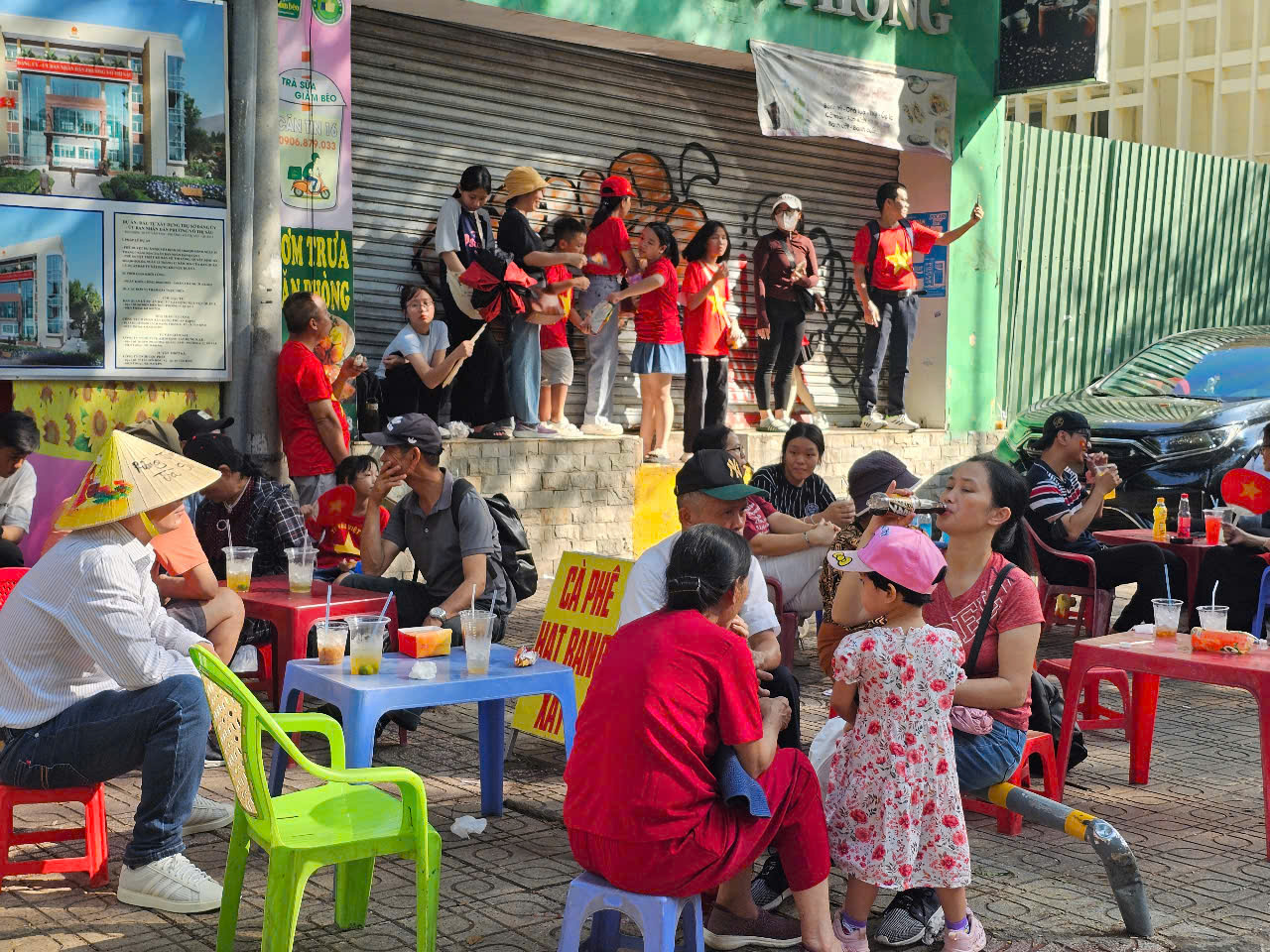 Hàng quán, bãi giữ xe quá tải trong buổi tổng duyệt lễ diễu binh, diễu hành sáng 27-4- Ảnh 8.