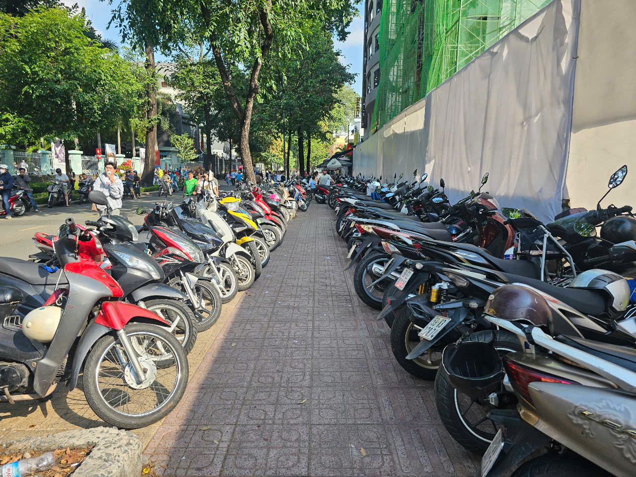 Hàng quán, bãi giữ xe quá tải trong buổi tổng duyệt lễ diễu binh, diễu hành sáng 27-4- Ảnh 4.