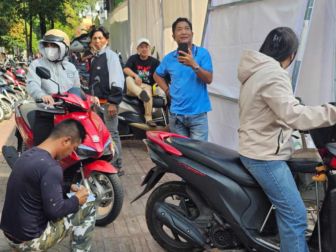 Hàng quán, bãi giữ xe quá tải trong buổi tổng duyệt lễ diễu binh, diễu hành sáng 27-4- Ảnh 3.