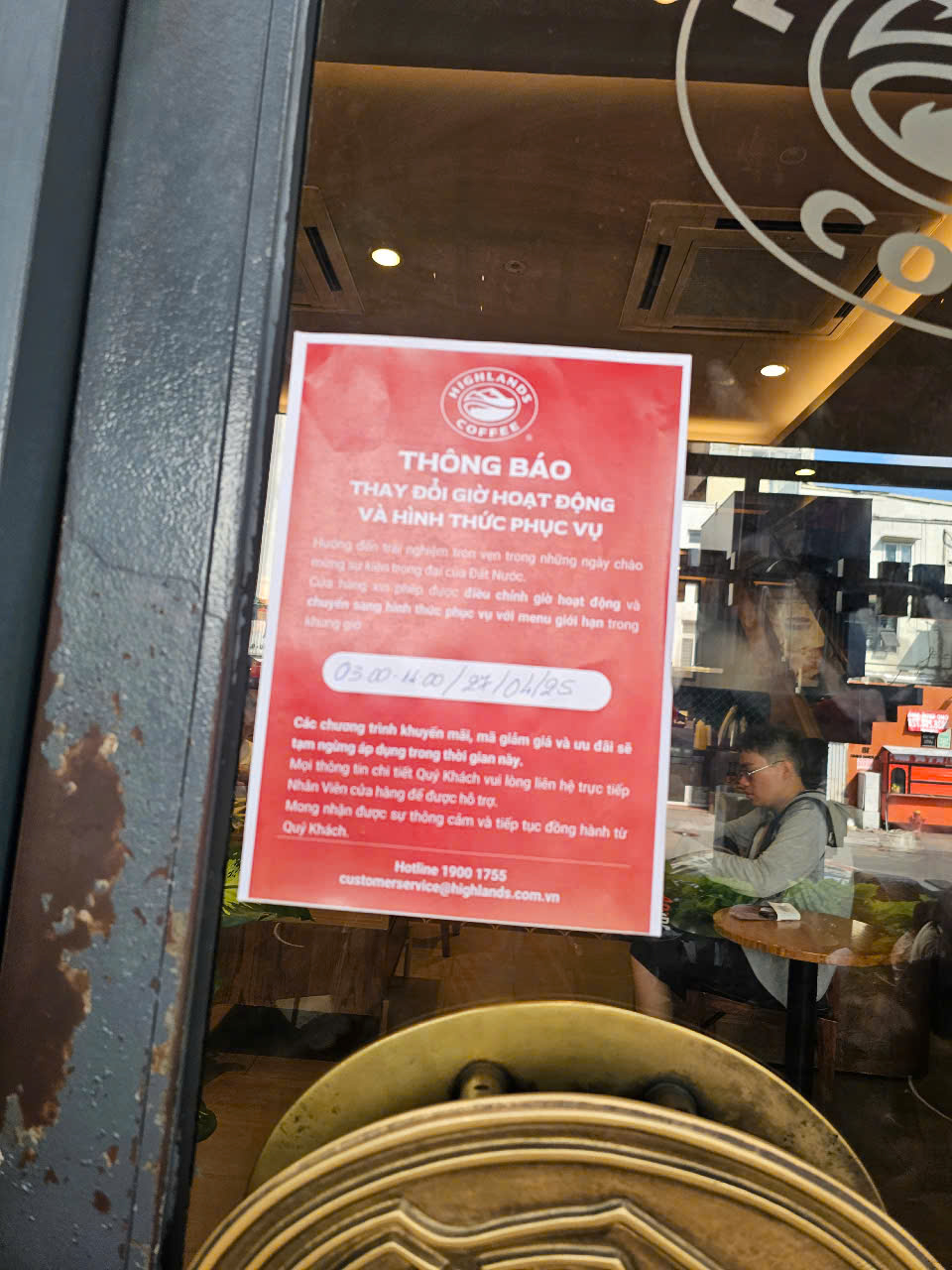 Hàng quán, bãi giữ xe quá tải trong buổi tổng duyệt lễ diễu binh, diễu hành sáng 27-4- Ảnh 6.