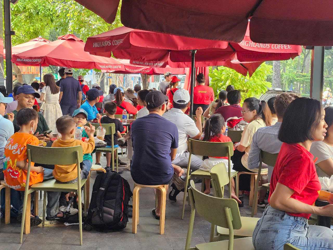 Hàng quán, bãi giữ xe quá tải trong buổi tổng duyệt lễ diễu binh, diễu hành sáng 27-4- Ảnh 5.