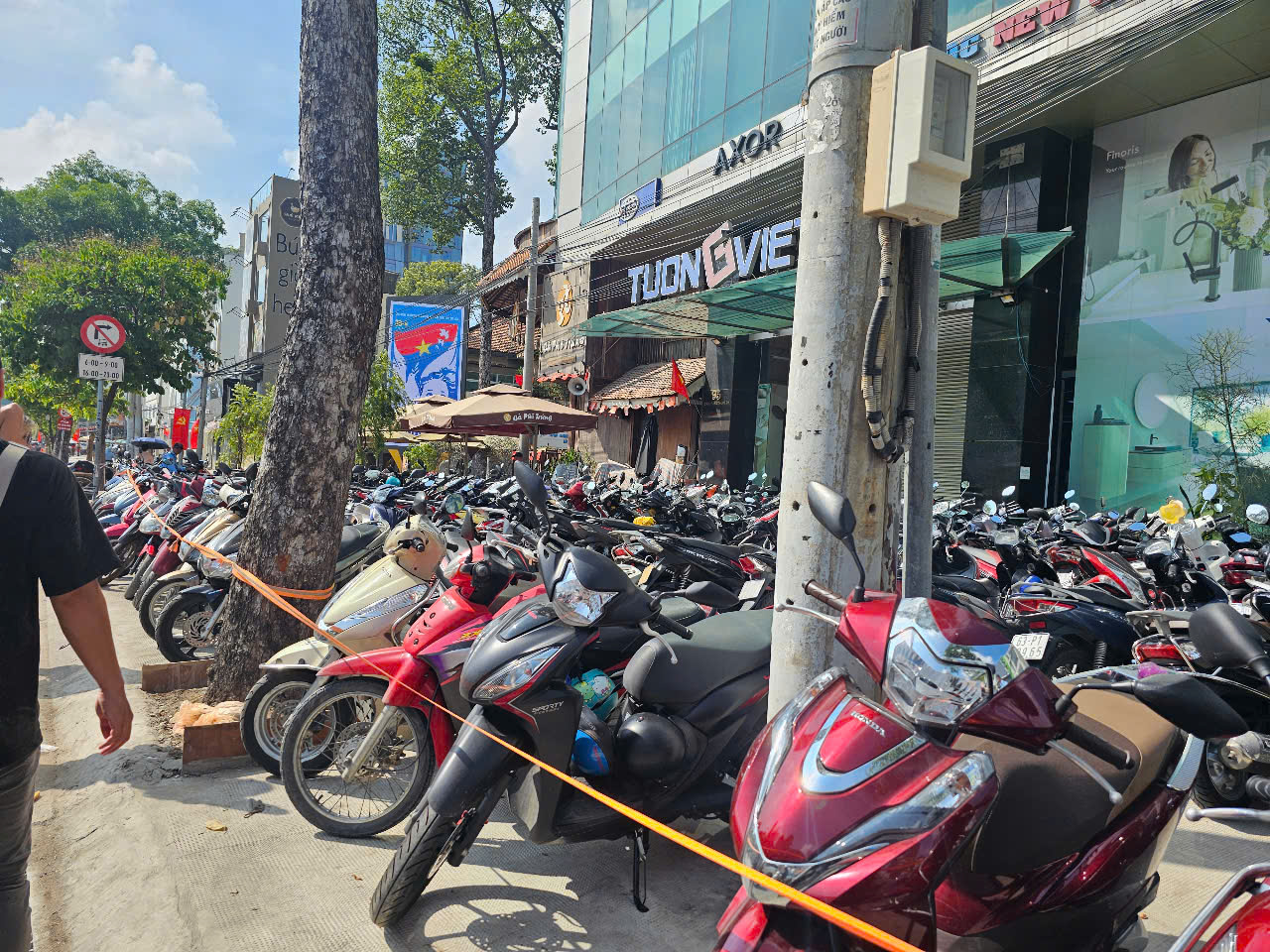 Hàng quán, bãi giữ xe quá tải trong buổi tổng duyệt lễ diễu binh, diễu hành sáng 27-4- Ảnh 1.