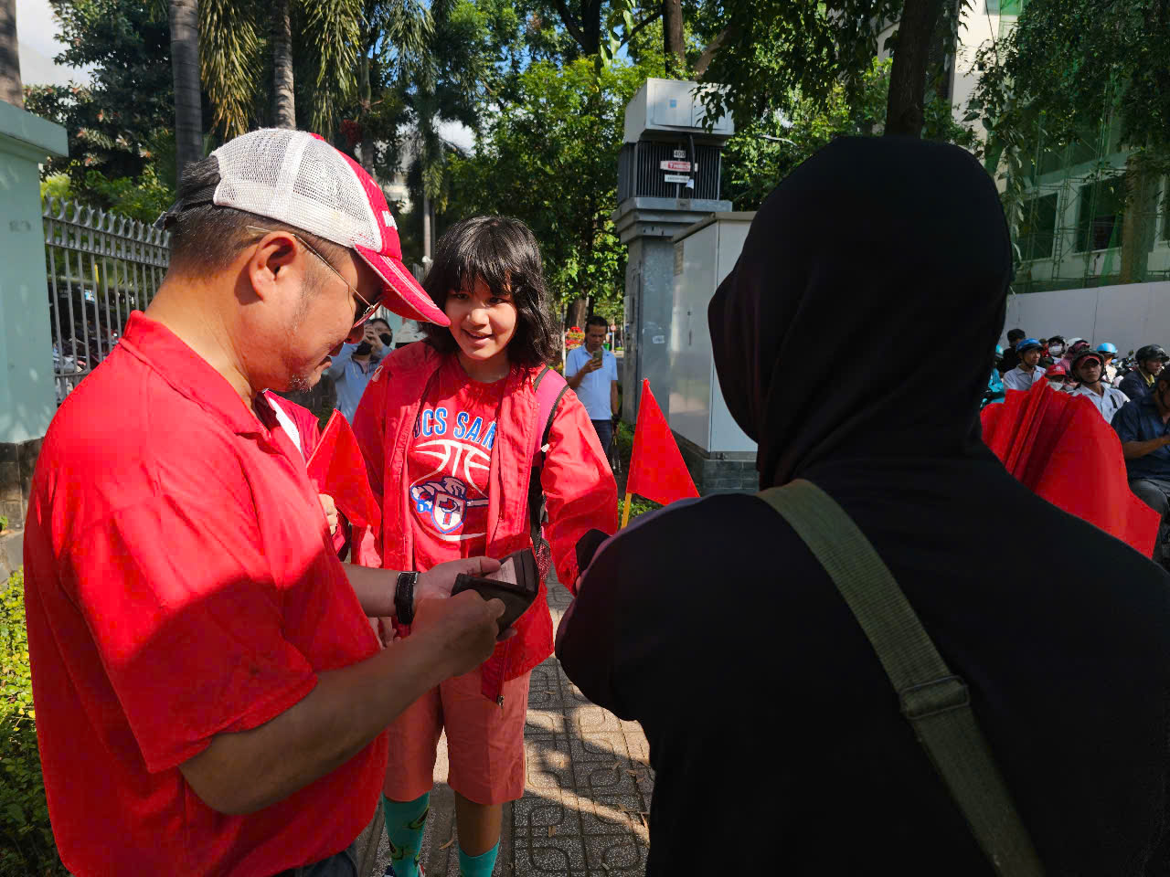 Hàng quán, bãi giữ xe quá tải trong buổi tổng duyệt lễ diễu binh, diễu hành sáng 27-4- Ảnh 9.