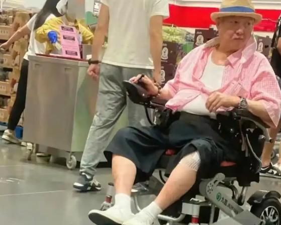 "Ông vua võ thuật" sở hữu khối tài sản kếch xù: Ăn mặc giản dị, ngồi xe lăn đi chợ tự tay mua thịt lợn- Ảnh 3.