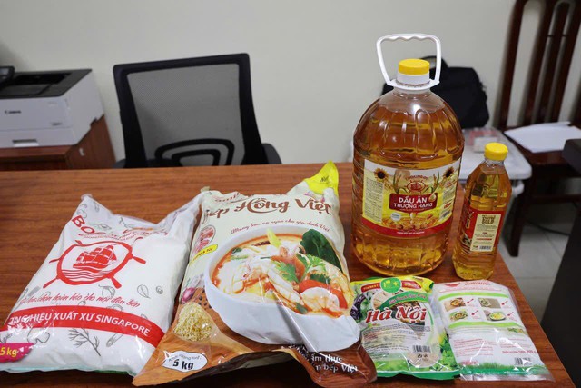 Tạm giữ khẩn cấp Nguyễn Văn Hưng, Giám đốc công ty bán ra 625 tấn dầu ăn, bột canh, hạt nêm giả- Ảnh 1.