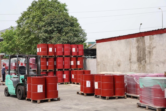 Tạm giữ khẩn cấp Nguyễn Văn Hưng, Giám đốc công ty bán ra 625 tấn dầu ăn, bột canh, hạt nêm giả- Ảnh 2.