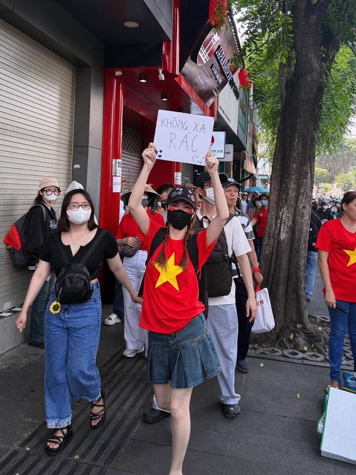 Gom rác sau tổng duyệt diễu binh, giới trẻ nhắc nhau yêu môi trường là yêu nước- Ảnh 2. Gom rác sau tổng duyệt diễu binh, giới trẻ nhắc nhau yêu môi trường là yêu nước- Ảnh 2.