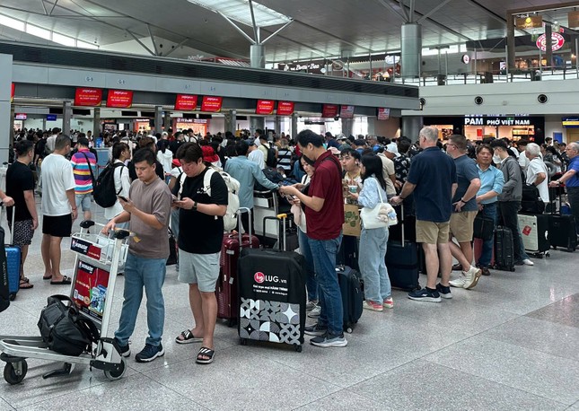 Cao điểm 30/4-1/5: Có ngày 770 chuyến bay đến/đi từ Tân Sơn Nhất- Ảnh 1.