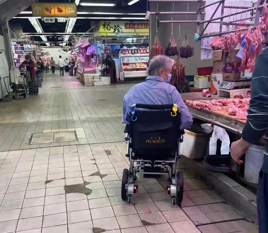 "Ông vua võ thuật" sở hữu khối tài sản kếch xù: Ăn mặc giản dị, ngồi xe lăn đi chợ tự tay mua thịt lợn- Ảnh 1.