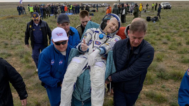 Phi hành gia lớn tuổi nhất trở về Trái Đất sau 7 tháng ngoài vũ trụ, tình trạng khác hẳn 2 người đi cùng- Ảnh 1.