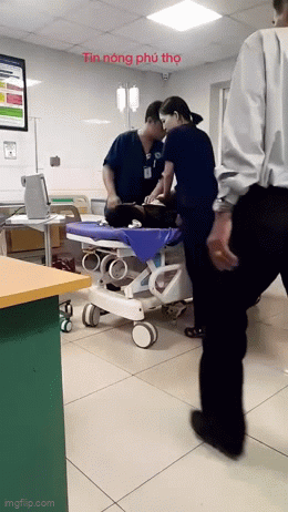 Bị người nhà tấn công, miệt thị, các bác sĩ vẫn nỗ lực cấp cứu bệnh nhân sốc phản vệ: 3 phút căng thẳng- Ảnh 1. Bị người nhà tấn công, miệt thị, các bác sĩ vẫn nỗ lực cấp cứu bệnh nhân sốc phản vệ: 3 phút căng thẳng- Ảnh 1.